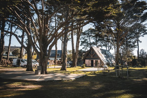 Quels sont les hébergements préfères des touristes qui font un road trip en Bretagne à deux pas de la Normandie ?